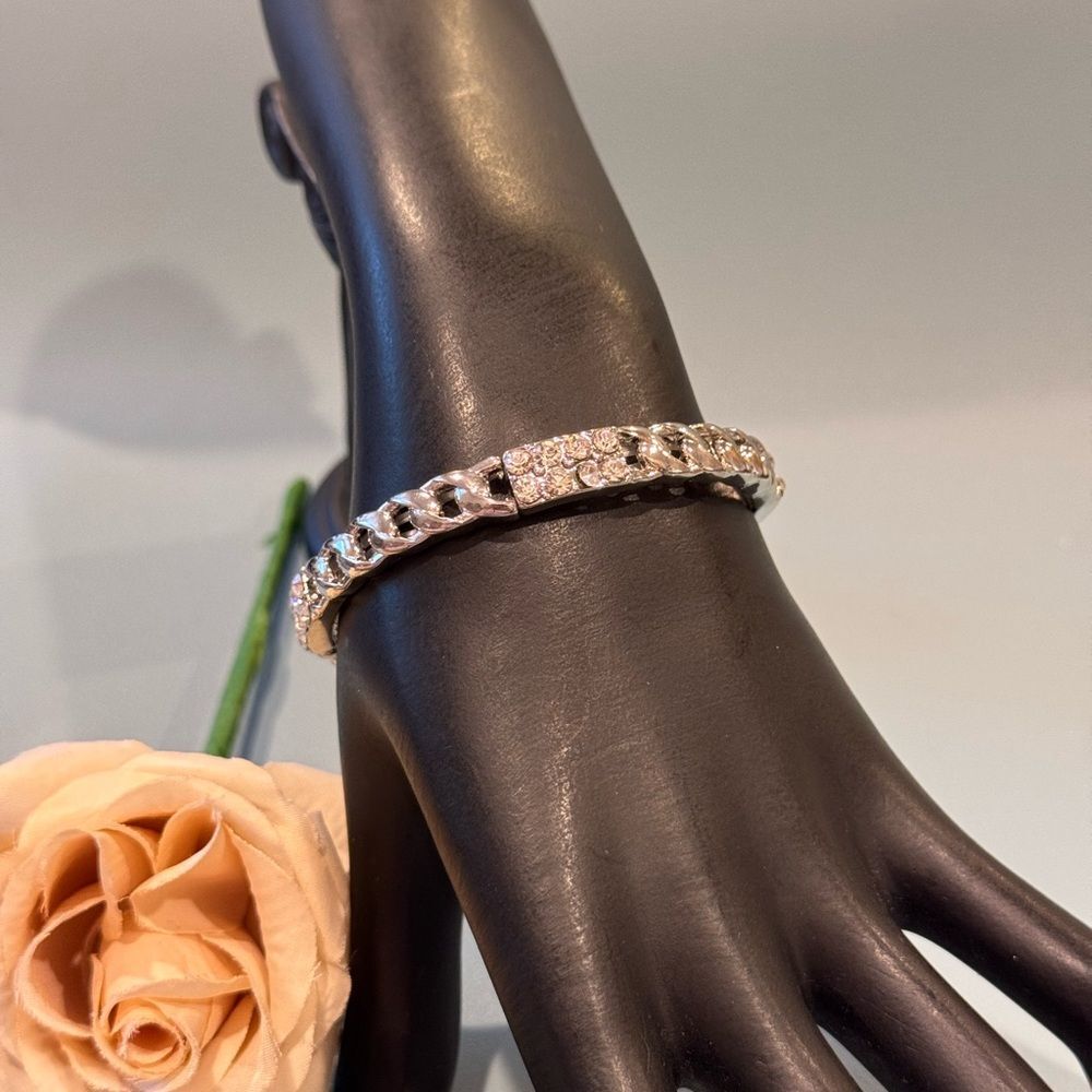 Cara New York NWOT Silver and Crystal Link Stretch Bracelet